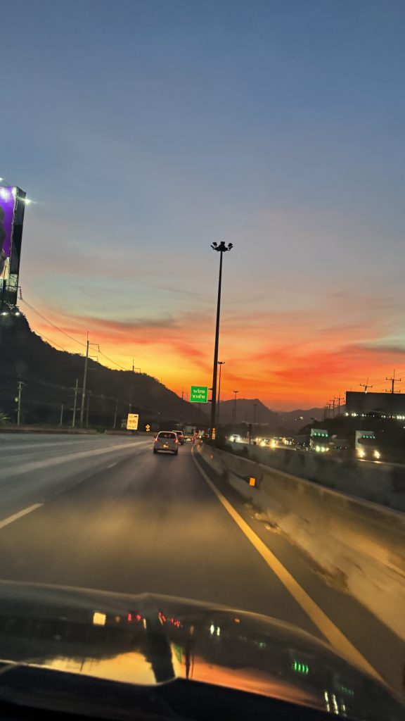 แสงสีส้มยามเย็น กับหัวใจของคนที่กำลังมองโลกไม่เหมือนกัน