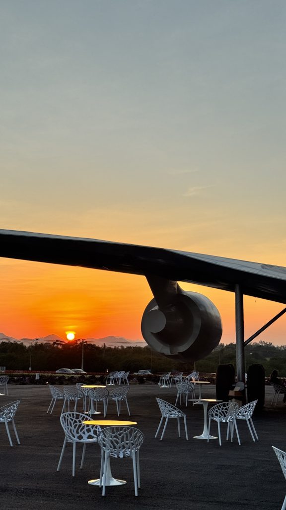 แสงสีส้มยามเย็น กับหัวใจของคนที่กำลังมองโลกไม่เหมือนกัน