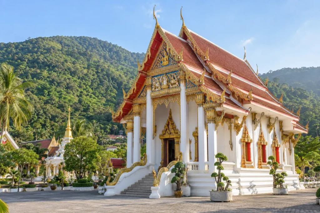 อาคารวัดสุวรรณคีรีวงก์ หรือวัดป่าตอง ท่ามกลางภูเขาในจังหวัดภูเก็ต